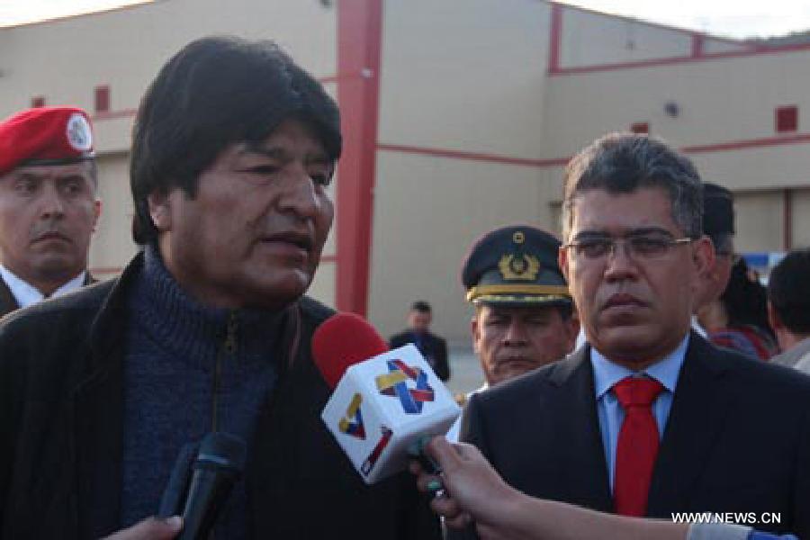 Image provided by People's Ministry of Foreign Affairs of Venezuela, shows Bolivian President Evo Morales (L) talking to the media with Venezuelan Foreign Minister Elias Jaua (R) upon his arrival in Caracas city, capital of Venezuela, on March 6, 2013. Venezuelan President Hugo Chavez died of cancer on Tuesday. (Xinhua/People's Ministry of Foreign Affairs of Venezuela)