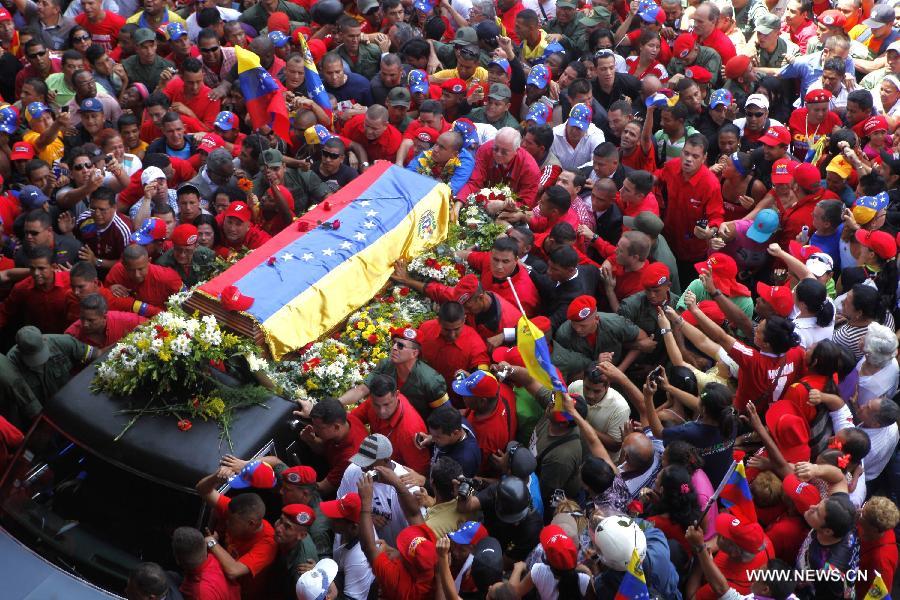 Residents participate in the funeral procession in honor of Venezuelan President, Hugo Chavez at streets of Caracas city, capital of Venezuela, on March 6, 2013. On Tuesday's afternoon, Venezuelan President, Hugo Chavez, died after fighting for almost two years with a cancer disease. The body of Chavez will be moved from the health center to the Military Academy in southern Caracas, inside Tiuna's Fort. (Xinhua/AVN)