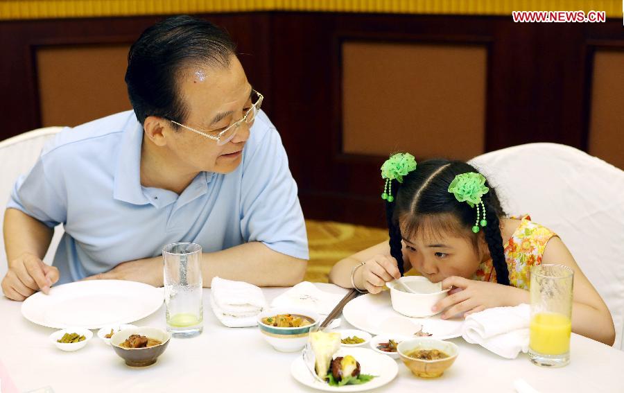 Chinese Premier Wen Jiabao (L) talks to student Song Xinyi in Chengdu, capital of southwest China's Sichuan Province, July 14, 2012. (Xinhua File Photo/Yao Dawei)