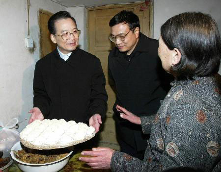 Wen Jiabao visits low-income families on Chinese New Year's eve in Zhengzhou, central China's Henan Province on January 20, 2004. (Xinhua File Photo)