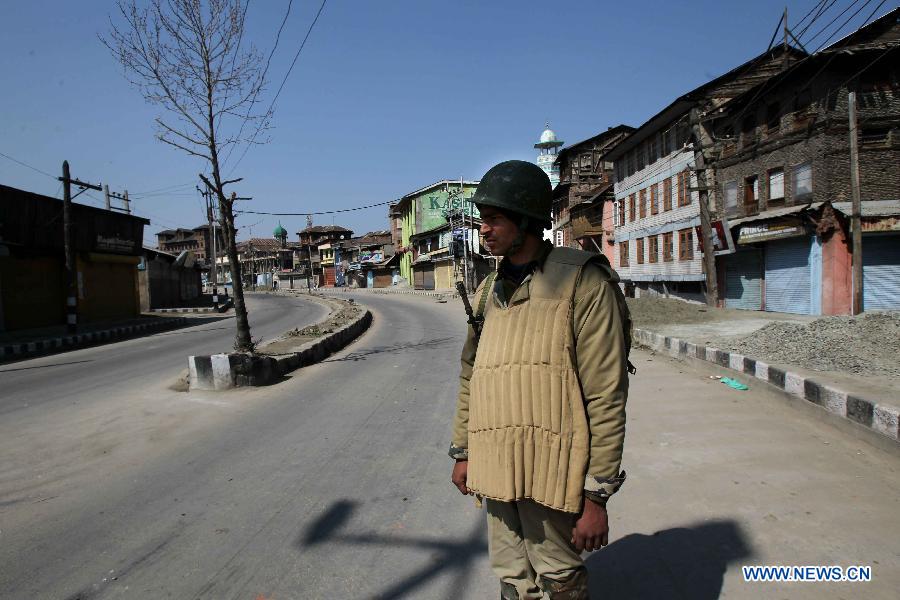 An Indian paramilitary soldier stands guard during curfew in Srinagar, summer capital of Indian-controlled Kashmir, March 6, 2013. Indian army troopers on Tuesday killed a young man and wounded another after opening gunfire at protesters in Indian-controlled Kashmir, officials said. (Xinhua/Javed Dar) 