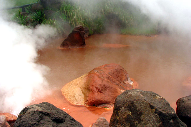 Blood Pond Hot Spring, Japan　 (Source: www.huanqiu.com)