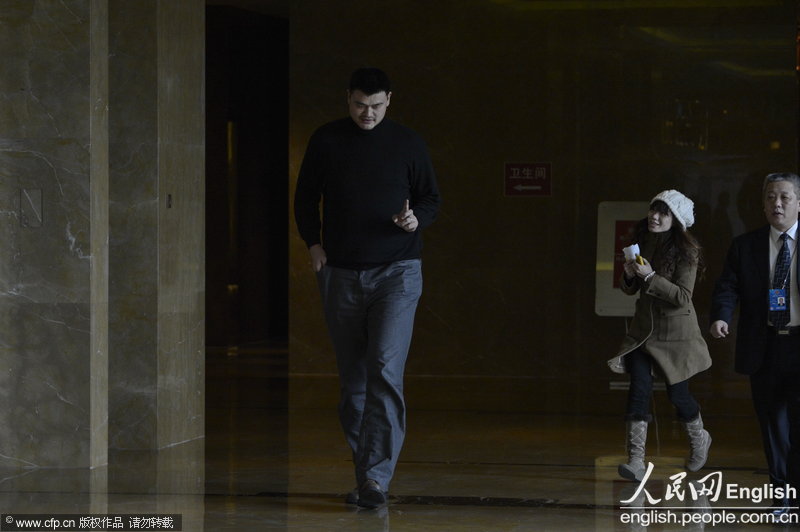 Yao Ming is pursued by a female journalist on March 2, 2013. (Photo/CFP) 
