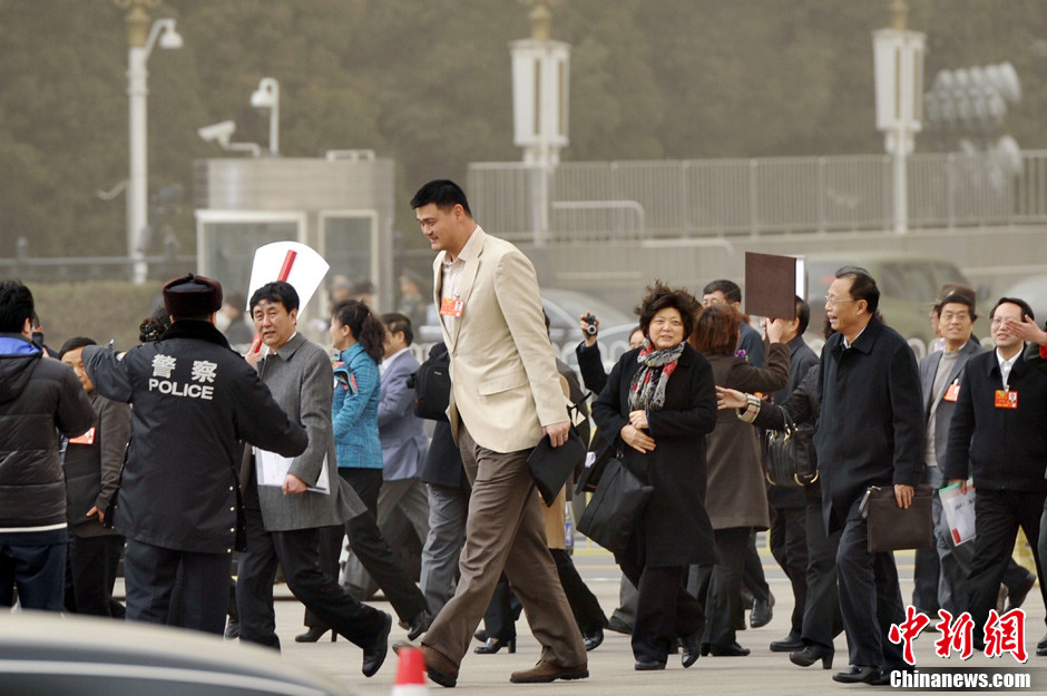 Yao Ming at the Tiananmen Square on Feb. 28, 2013. Yao's height usually makes him "stand out". (Chinanews/Wei Liang)