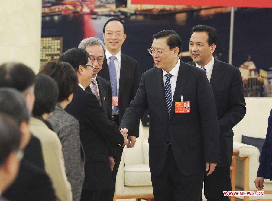 Zhang Dejiang (2nd R), a member of the Standing Committee of the Political Bureau of the Communist Party of China (CPC) Central Committee, joins a discussion with deputies from south China's Hong Kong Special Administrative Region, who attend the first session of the 12th National People's Congress (NPC), in Beijing, capital of China, March 7, 2013. (Xinhua/Xie Huanchi)