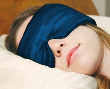 1. Add shielding layer on curtains in your bedroom, turn off all appliances with light, and let your bedroom be completely dark.  Wearing sleep goggles is also not a bad idea for effectively  improving sleep quality.    (Source: xinhuanet.com/photo)