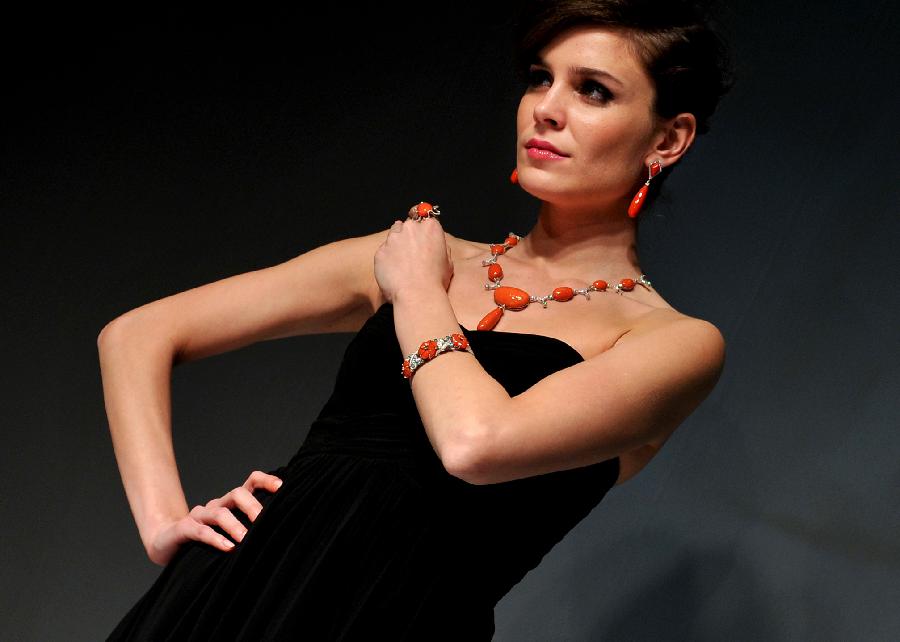 A model presents Italian jewellery during the Hong Kong International Jewellery Show in Hong Kong, south China, March 6, 2013. (Xinhua/Chen Xiaowei) 