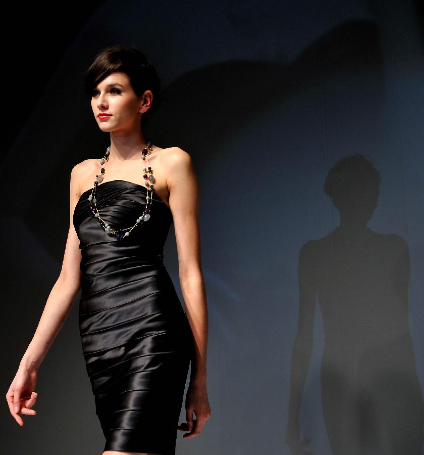 A model presents Italian jewellery during the Hong Kong International Jewellery Show in Hong Kong, south China, March 6, 2013. (Xinhua/Chen Xiaowei) 