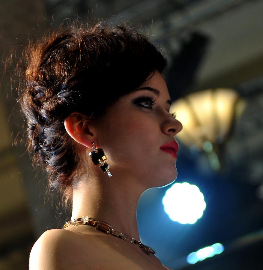 A model presents Italian jewellery during the Hong Kong International Jewellery Show in Hong Kong, south China, March 6, 2013. (Xinhua/Chen Xiaowei) 