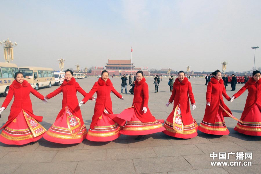 Service staff show their beautiful red uniforms. (Photo/www.cnr.cn)