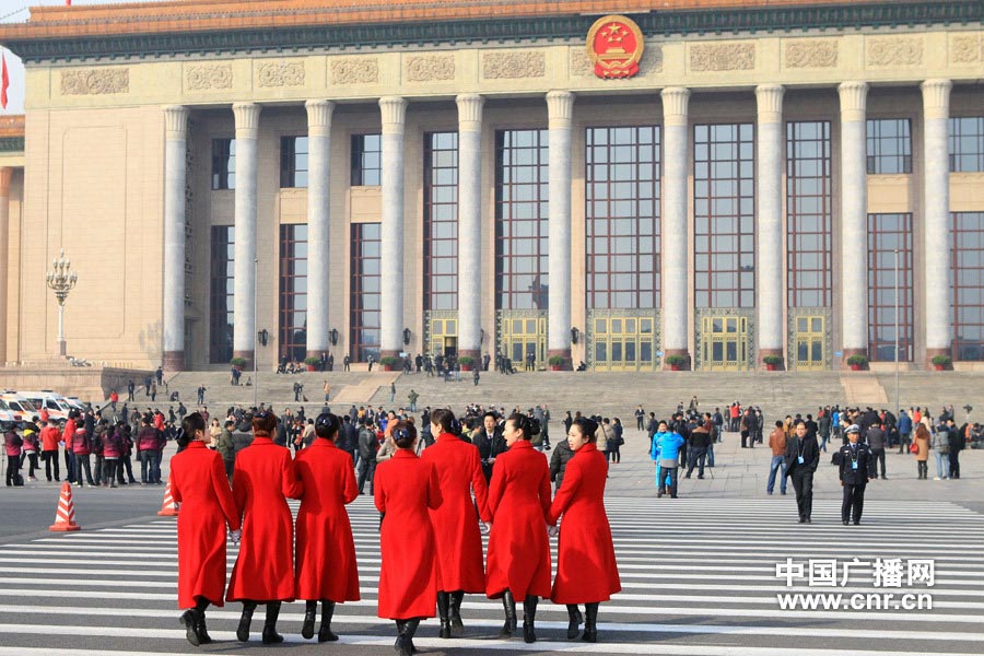 Service staff wearing red uniforms walk at Tiananmen Square.(Photo/www.cnr.cn) 