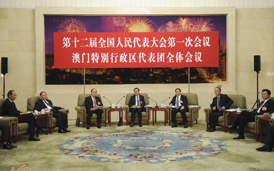 Zhang Dejiang (C), a member of the Standing Committee of the Political Bureau of the Communist Party of China (CPC) Central Committee, joins a discussion with deputies from south China's Macao Special Administrative Region, who attend the first session of the 12th National People's Congress (NPC), in Beijing, capital of China, March 7, 2013. (Xinhua/Xie Huanchi)