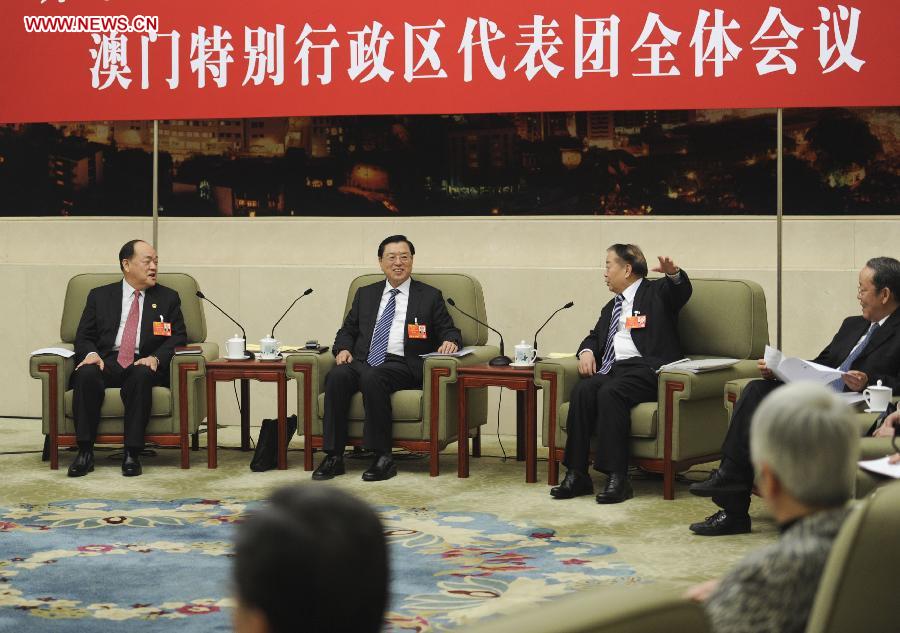 Zhang Dejiang (2nd L), a member of the Standing Committee of the Political Bureau of the Communist Party of China (CPC) Central Committee, joins a discussion with deputies from south China's Macao Special Administrative Region, who attend the first session of the 12th National People's Congress (NPC), in Beijing, capital of China, March 7, 2013. (Xinhua/Xie Huanchi)
