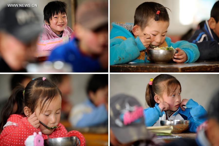 Combo photo taken on March 6, 2013 shows pupils taking lunch in a classroom at Dabao Primary School in Hongyao Township of Xiji County, northwest China's Ningxia Hui Autonomous Region. (Xinhua/Li Ran)