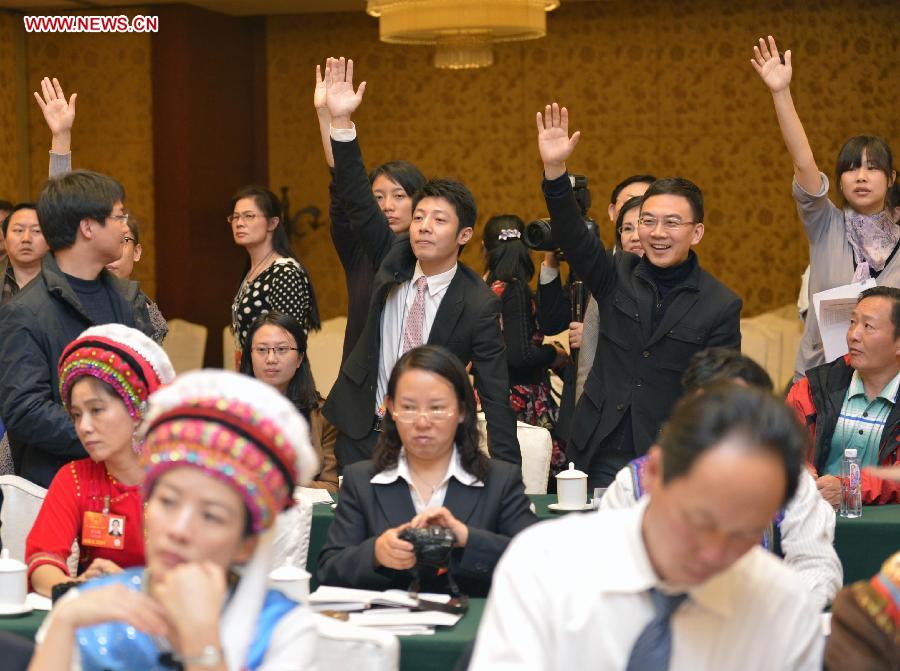 Journalists raise hands to ask questions in a discussion of deputies to the 12th National People's Congress (NPC) from southwest China's Yunnan Province in Beijing, capital of China, March 7, 2013. The discussion which was held by the Yunnan delegation to the first session of the 12th NPC was open to media on Thursday. (Xinhua/Yang Zongyou)