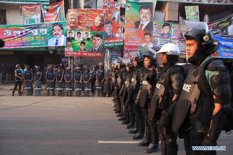 Policemen stand guard in front of the central party office during a countrywide general strike in Dhaka, capital of Bangladesh, March 7, 2013. Bangladesh Nationalist Party (BNP) and its alliance called the daylong countrywide strike to protest after their previous rally fizzled out amidst clashes and bomb explosions.(Xinhua/Shariful Islam) 