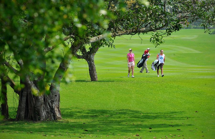 Golfers compete in the 2013 World Ladies Golf Championship in Haikou, capital of south China's Hainan Province, March 7, 2013. A total of 109 golfers around the world participated in the championship. (Xinhua/Guo Cheng) 