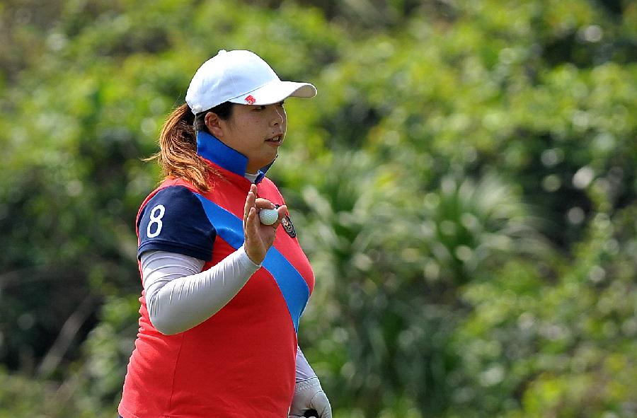 Feng Shanshan of China competes in the 2013 World Ladies Golf Championship in Haikou, capital of south China's Hainan Province, March 7, 2013. A total of 109 golfers around the world participated in the championship. (Xinhua/Guo Cheng) 