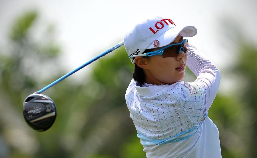 Hyo-Joo Kim of South Korea competes in the 2013 World Ladies Golf Championship in Haikou, capital of south China's Hainan Province, March 7, 2013. A total of 109 golfers around the world participated in the championship. (Xinhua/Guo Cheng) 