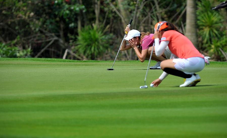Margherita Rigon (L) of Italy competes in the 2013 World Ladies Golf Championship in Haikou, capital of south China's Hainan Province, March 7, 2013. A total of 109 golfers around the world participated in the championship. (Xinhua/Guo Cheng) 