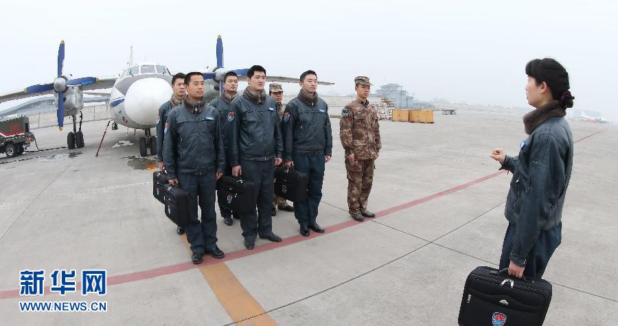 Chen gives flying instructions to the crews on March 7, 2013.Chen Jinhua is the only female captain in an air force division in Chengdu. She is also responsible for training male pilots.(Xinhua/Liu Yinghua)