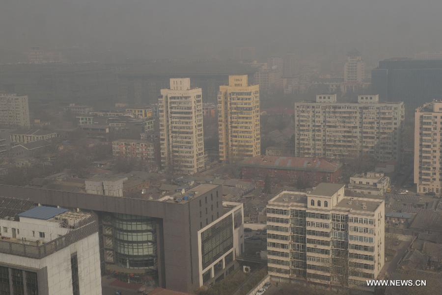 Fog and smog shroud buildings in Beijing, capital of China, March 8, 2013. The city was again hit by heavy fog and smog with temperature surging to this year's new high of 19 degrees Celsius on March 8. (Xinhua/Chen Shugen)
