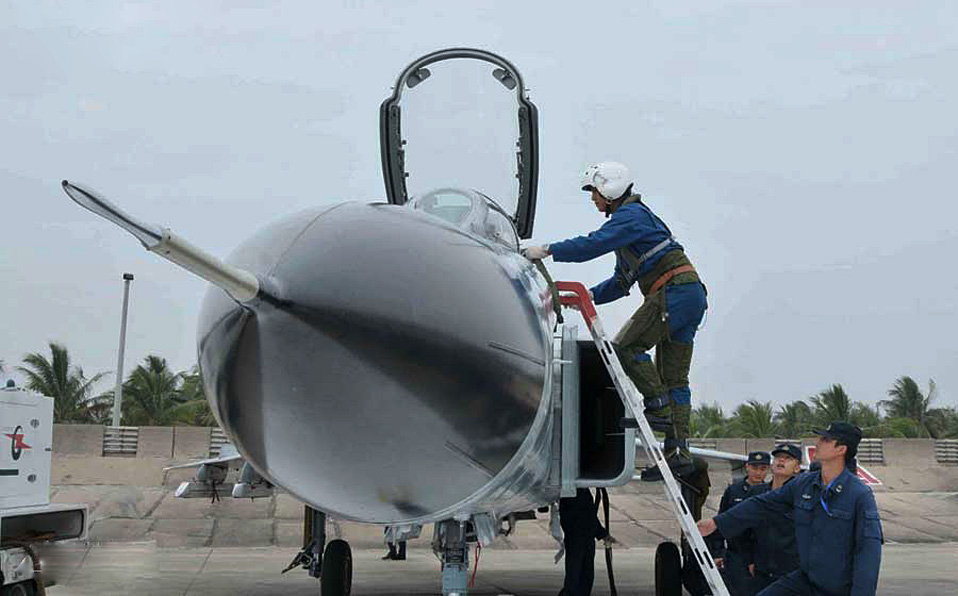Aviation regiment of South Sea Fleet conducts flight training