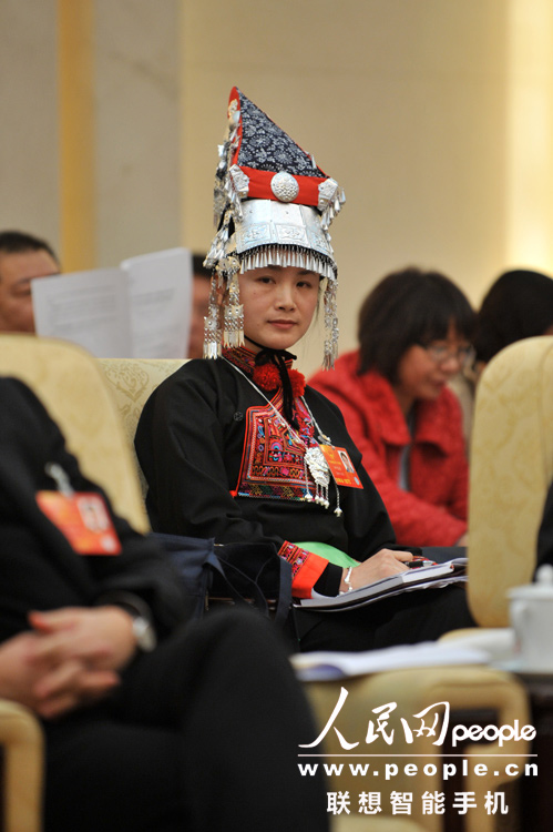 Zhong Xueling, a female ethnic minority deputy takes part in a panel discussion of Fujian delegation during the first session of the 12th NPC at the Great Hall of the People in Beijing, capital of China, March 5, 2013. (People's Daily Online/Weng Qiyu)