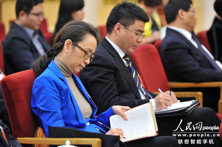 Xi Meijuan, a deputy takes part in a panel discussion of Shanghai delegation during the first session of the 12th NPC at the Great Hall of the People in Beijing, capital of China, March 5, 2013. (People's Daily Online/Weng Qiyu)