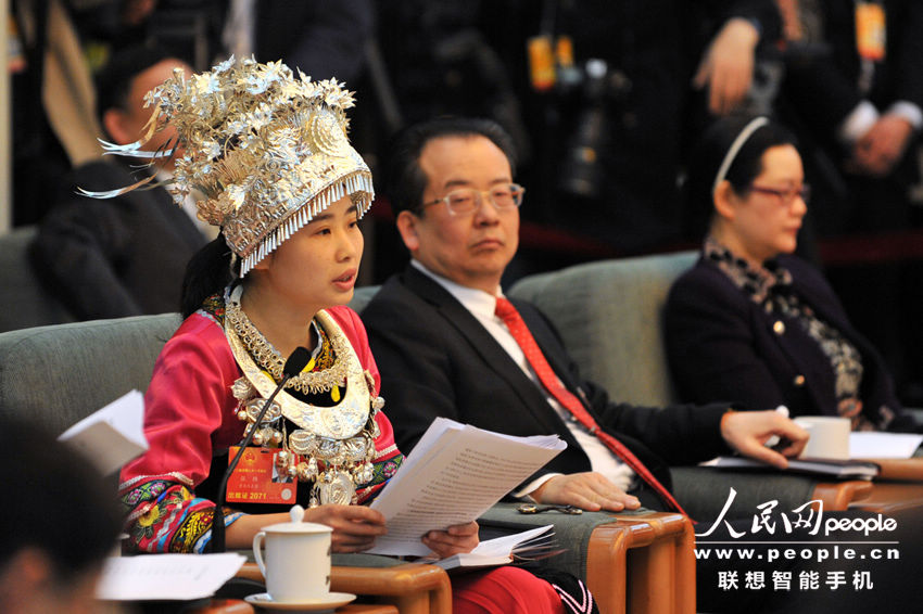 Zhang Yu, a female ethnic minority deputy takes part in a panel discussion of Chongqing delegation during the 1st session of 12th NPC at the Great Hall of the People in Beijing, capital of China, March 5, 2013. (People's Daily Online/Weng Qiyu)