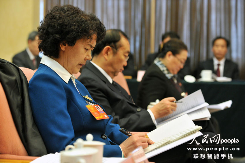 Niang Maoxian, a female ethnic minority deputy takes part in a panel discussion in Qinghai delegation during the 1st session of the 12th NPC at the Great Hall of the People in Beijing, capital of China, March 5, 2013. (People's Daily Online/Weng Qiyu)