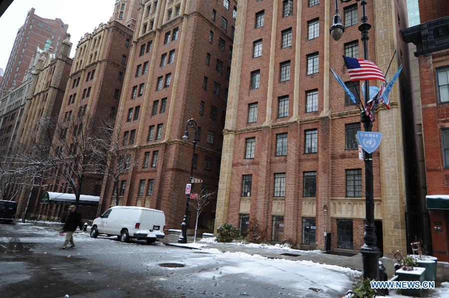 A man walks across a street on a snowy day in New York, on March 8, 2013. A late winter snowstorm hit New York on Friday. (Xinhua/Niu Xiaolei) 