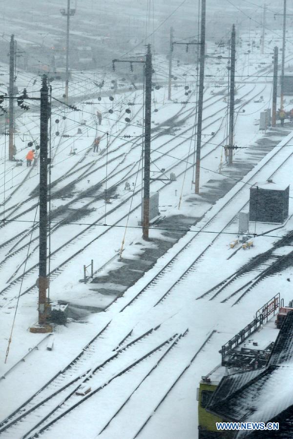 Workers clean snow at Long Island in New York, United States, March 8, 2013. A late winter snowstorm hit New York on Wednesday. (Xinhua/Wang Lei) 