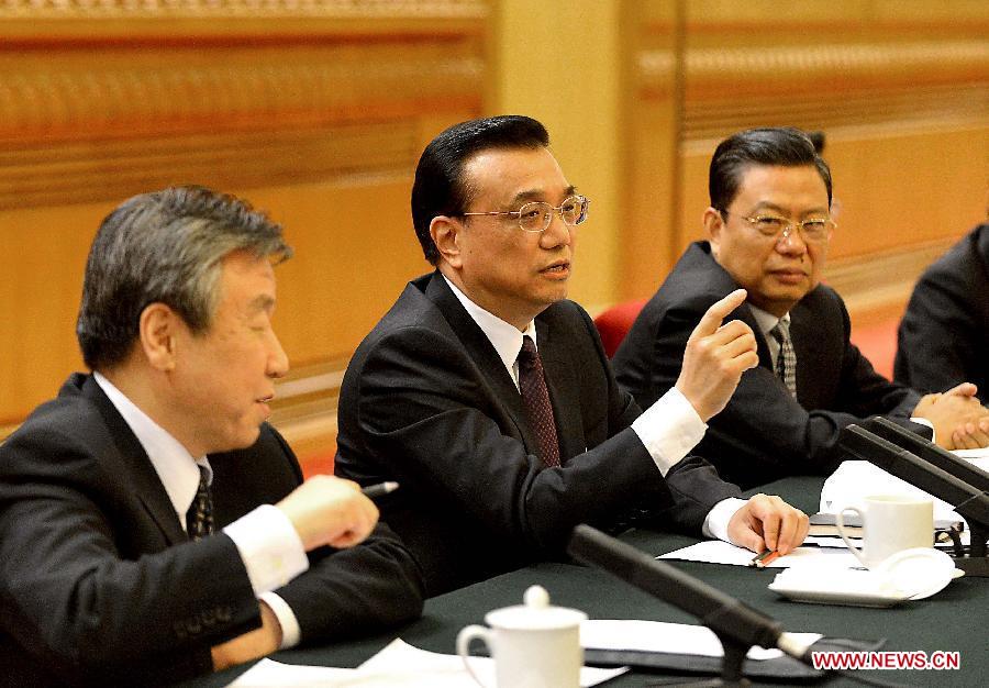 Li Keqiang (C), a member of the Standing Committee of the Political Bureau of the Communist Party of China (CPC) Central Committee, joins a discussion with deputies from central China's Henan Province, who attend the first session of the 12th National People's Congress (NPC), in Beijing, capital of China, March 9, 2013. (Xinhua/Wang Song)