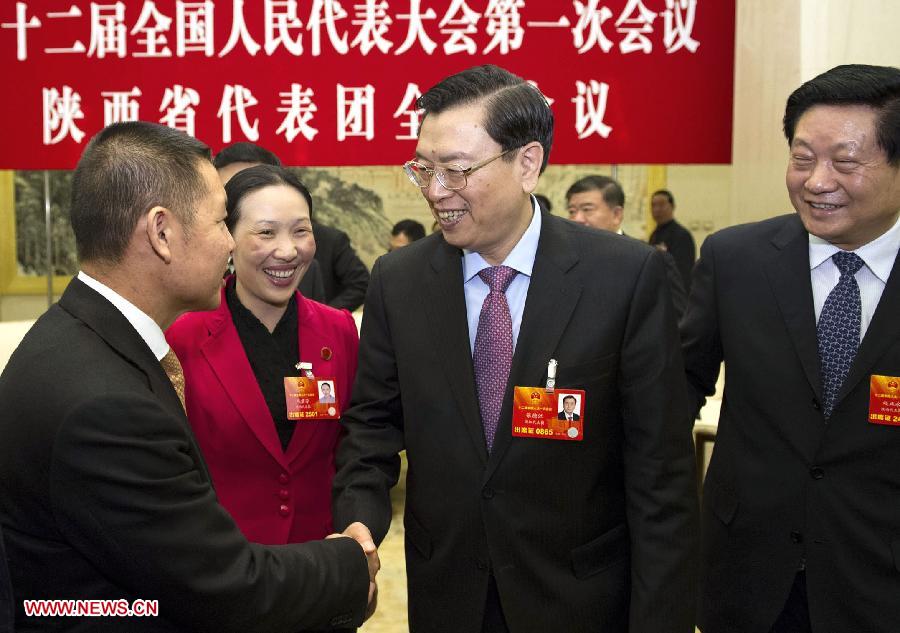 Zhang Dejiang (2nd R), a member of the Standing Committee of the Political Bureau of the Communist Party of China (CPC) Central Committee, joins a discussion with deputies from northwest China's Shaanxi Province, who attend the first session of the 12th National People's Congress (NPC), in Beijing, capital of China, March 9, 2013. (Xinhua/Huang Jingwen)