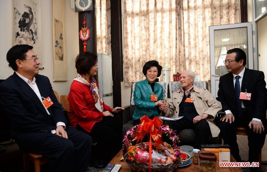 Members of the 12th National Committee of the Chinese People's Political Consultative Conference (CPPCC) Li Dongdong (3rd L), Huang Youyi (1st L), Tang Ning (2nd L) and Akbar Mijit (1st R) visit Sidney Shapiro at Shapiro's home in Beijing, capital of China, March 9, 2013. Members of the 12th CPPCC National Committee on Saturday visited the 98-year-old American-born translator Shapiro, a CPPCC member absent from the ongoing session due to poor physical condition. Shapiro was born in New York in 1915. He first came to China in 1947 and was granted Chinese citizenship in 1963. After the People's Republic of China was founded in 1949, Shapiro devoted himself to translating Chinese literature. He gained his reputation with his English translation of the Chinese classic "Outlaws of the Marsh". Shapiro also rounded off the English versions of modern Chinese literary works including "The Family" and "The Immense Forest and Snowfield." (Xinhua/Jin Liangkuai)
