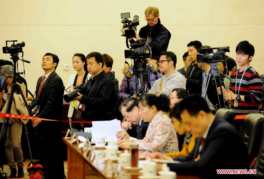 Journalists cover a discussion of deputies to the 12th National People's Congress (NPC) from north China's Tianjin Municipality, in Beijing, capital of China, March 9, 2013. The discussion which was held by the Tianjin delegation to the first session of the 12th NPC was open to media on Saturday. (Xinhua/Yang Zongyou)