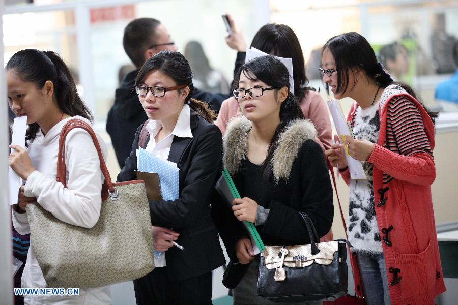 College students look for empolyment chances at a job fair specially held for female graduates in Nanjing, capital of east China's Jiangsu Province, March 9, 2013. (Xinhua/Wang Xin)