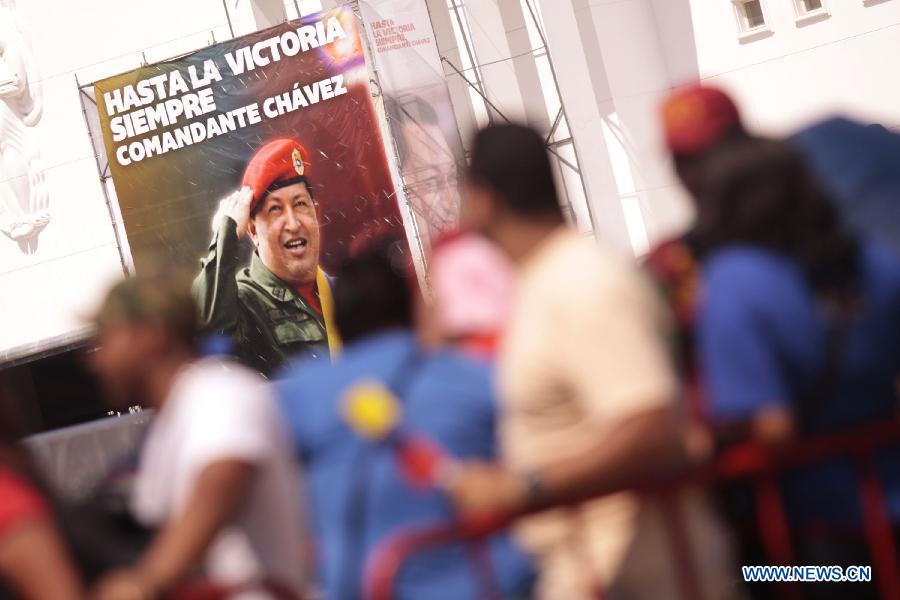 Residents wait in the Proceres Avenue to enter the Military Academy of Venezuela to say their last goodbye to President Hugo Chavez, in the city of Caracas, capital of Venezuela, on March 9, 2013. (Xinhua/AVN) 