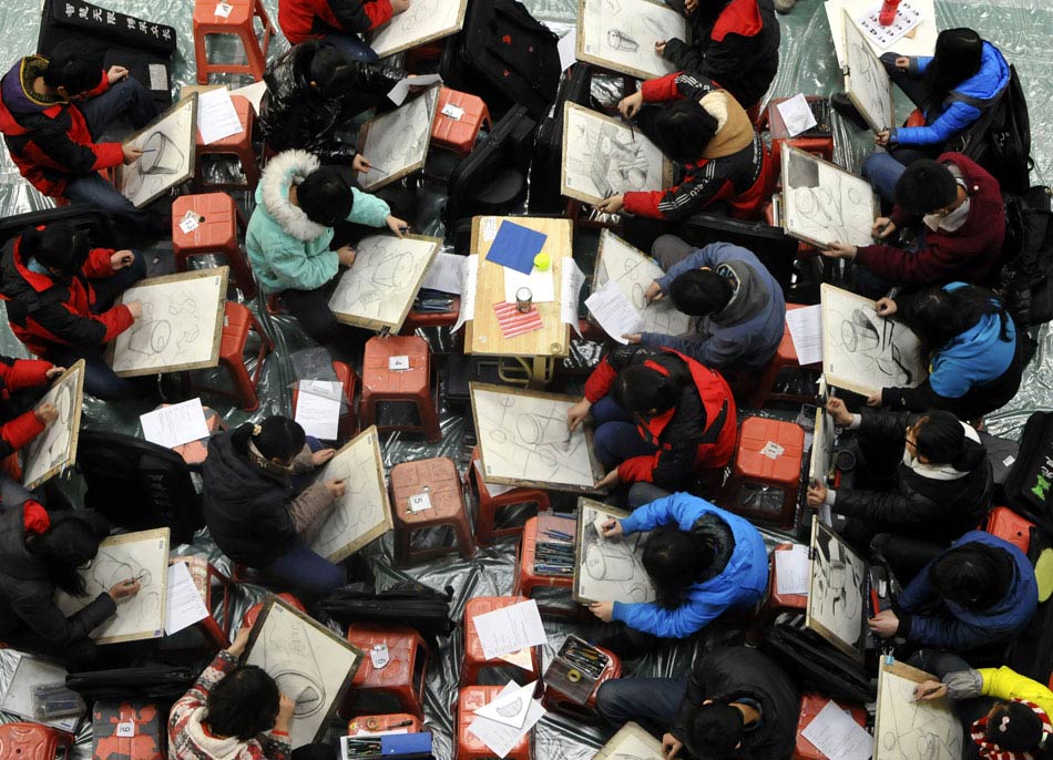 Thousands of students attend the entrance examination of an art college in northeast Chinese city Dalian, March 7, 2013. (Xinhua/Lyu Wenzheng)