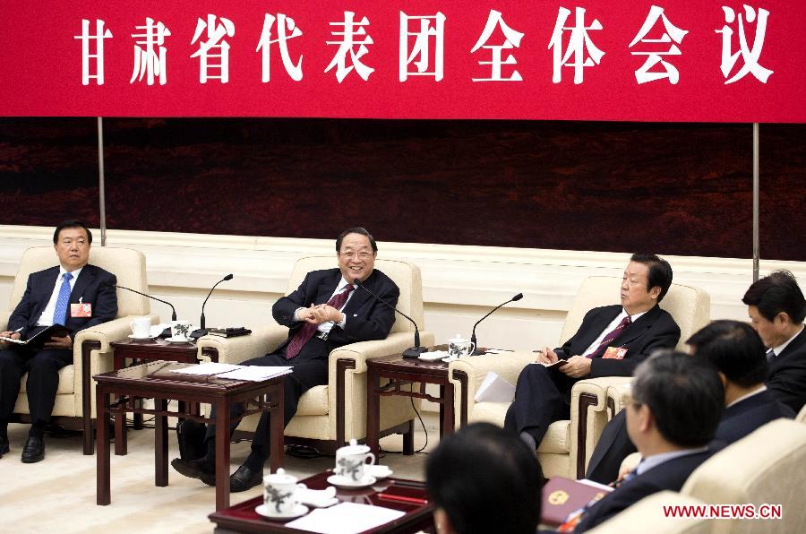 Yu Zhengsheng (2nd L), a member of the Standing Committee of the Political Bureau of the Communist Party of China (CPC) Central Committee, joins a discussion with deputies from northwest China's Gansu Province, who attend the first session of the 12th National People's Congress (NPC), in Beijing, capital of China, March 10, 2013. (Xinhua/Li Xueren)