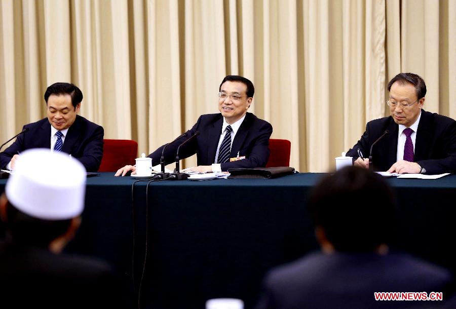 Li Keqiang (C), a member of the Standing Committee of the Political Bureau of the Communist Party of China (CPC) Central Committee, joins a discussion with deputies from northeast China's Jilin Province, who attend the first session of the 12th National People's Congress (NPC), in Beijing, capital of China, March 10, 2013. (Xinhua/Ding Lin)