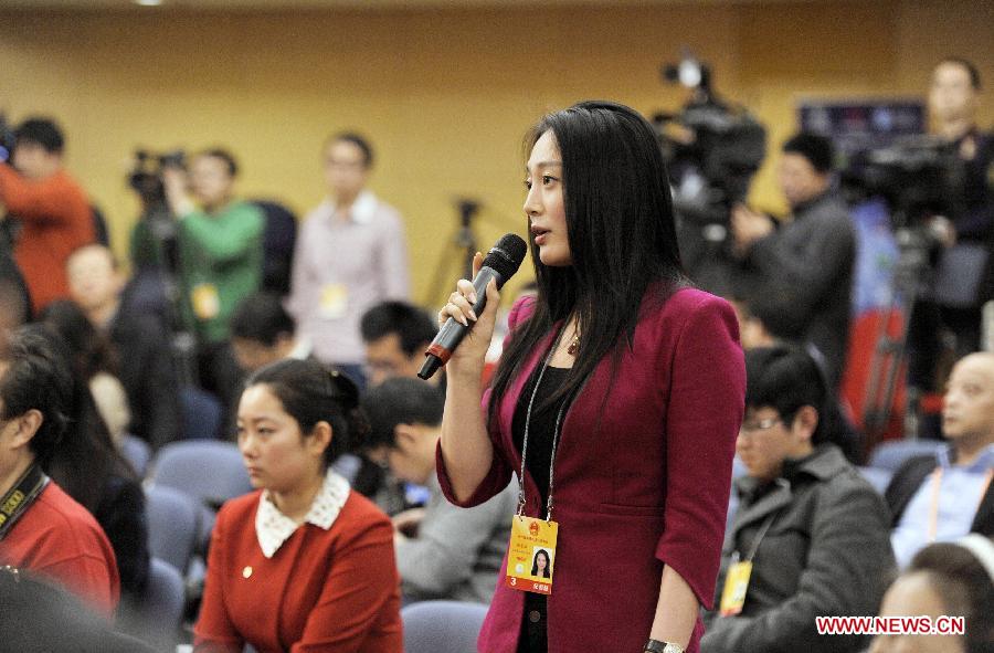 A journalist asks questions at a press conference held by the first session of the 12th National People's Congress (NPC) in Beijing, capital of China, March 10, 2013. Six grassroots NPC deputies involving farmers and workers were invited to answer questions at the press conference. (Xinhua/Qin Qing)