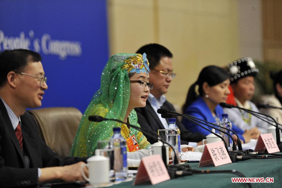 Tie Feiyan (2nd L), a deputy to the 12th National People's Congress (NPC), speaks at a press conference held by the first session of the 12th NPC in Beijing, capital of China, March 10, 2013. Six grassroots NPC deputies involving farmers and workers were invited to answer questions at the press conference. (Xinhua/Qin Qing)