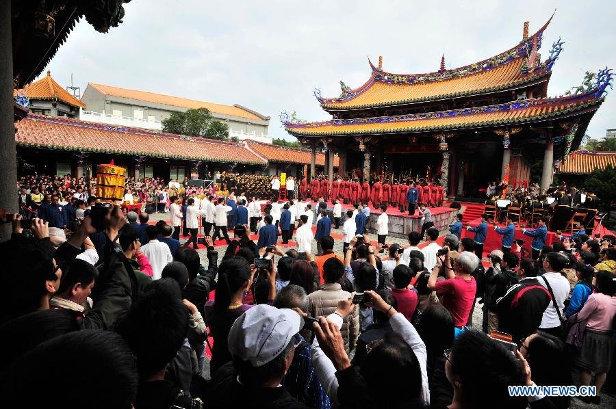 A spring sacrificing ceremony is held at the Confucius Temple in Taipei, southeast China's Taiwan, March 10. 2013. The ancient-style ceremony, which is held annually to encourage students to set clear goals and study hard in the beginning of a year, was held here on Sunday. (Xinhua/Wu Ching-teng) 