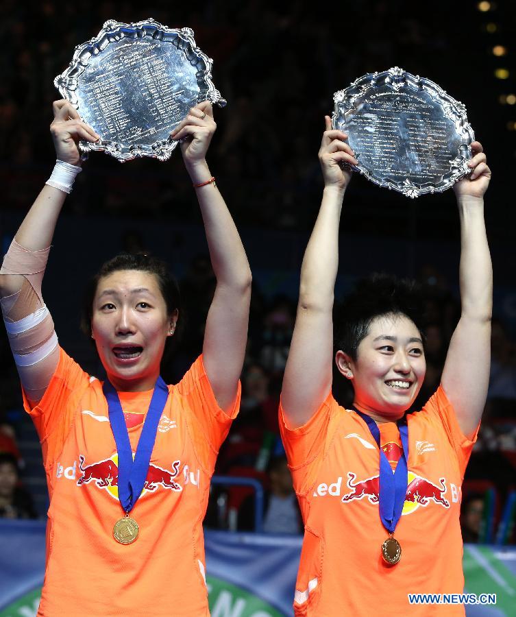 China's Yu Yang (R) /Wang Xiaoli present their trophies after winning the women's doubles final against their compatriots Cheng Shu/Zhao Yunlei at the All England Open Badminton Championships in Birmingham, Britain, March 10, 2013. Yu Yang/Wang Xiaoli won 2-0 to claim the title of the event.(Xinhua/Tang Shi) 