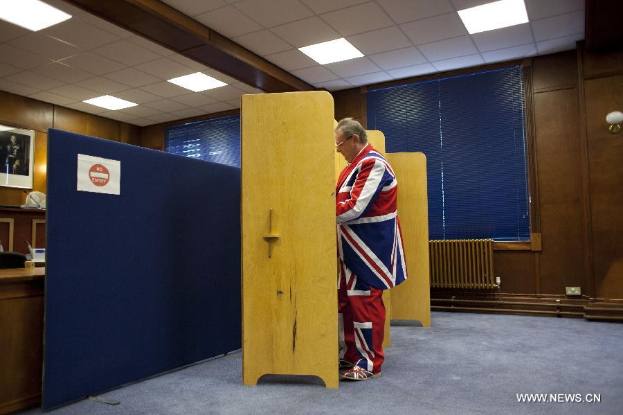 A local resident wearing a suit of Britain's national flag votes at a polling station in Puerto Argentino, Falklands (Malvinas) Islands, on March 10, 2013. The referendum on whether the Malvinas, known to the Britons as the Falklands Islands, would retain their political status as "British Overseas Territory" started at 10 a.m. local time on Sunday morning (1300 GMT). (Xinhua/Martin Zabala)