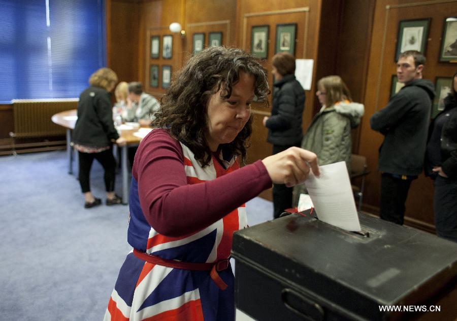 A local resident wearing clothes of Britain's national flag votes at a polling station in Puerto Argentino, Falklands (Malvinas) Islands, on March 10, 2013. The referendum on whether the Malvinas, known to the Britons as the Falklands Islands, would retain their political status as "British Overseas Territory" started at 10 a.m. local time on Sunday morning (1300 GMT). (Xinhua/Martin Zabala)