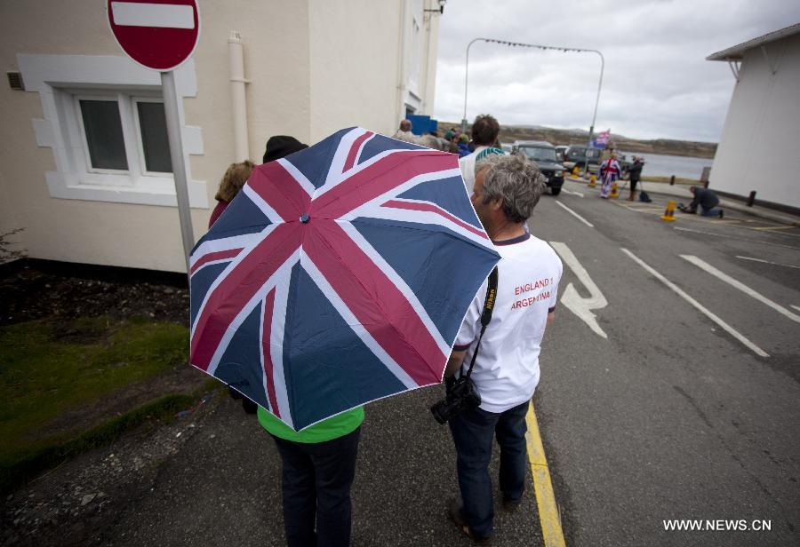 Local residents wait outside a polling station in Puerto Argentino, Falklands (Malvinas) Islands, on March 10, 2013. The referendum on whether the Malvinas, known to the Britons as the Falklands Islands, would retain their political status as "British Overseas Territory" started at 10 a.m. local time on Sunday morning (1300 GMT). (Xinhua/Martin Zabala)