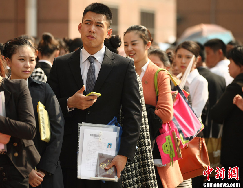 An applicant is in the queue for interview admission. (CNS/Yang Bo)